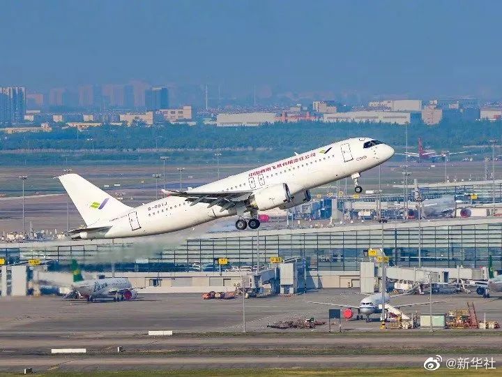 首架交付C919首飞成功